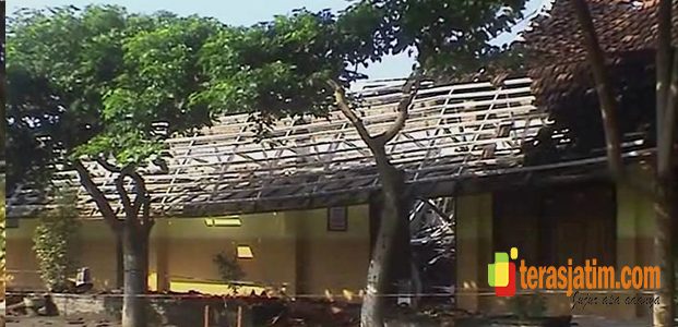 Sekolahan Ambruk Diterjang Lesus Sekolahan Ambruk Diterjang Lesus