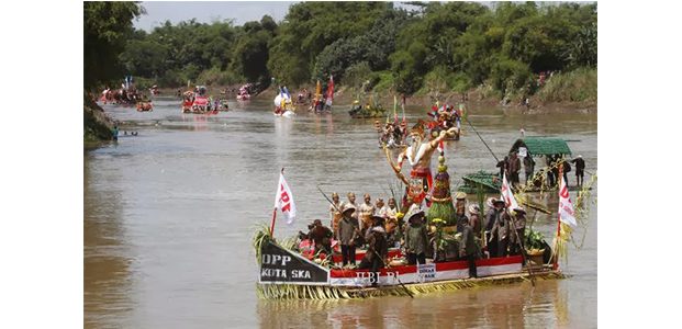 Hari ini, Empat Puluh Perahu Hias Susuri Bengawan Solo dalam Festival Bengawan Hari ini, Empat Puluh Perahu Hias Susuri Bengawan Solo dalam Festival Bengawan