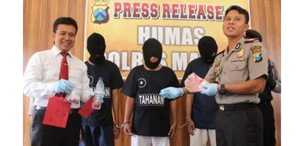Sindikat Penipuan ‘Merah Delima’ Palsu Antar Propinsi, Dibongkar Polisi Madiun Sindikat Penipuan ‘Merah Delima’ Palsu Antar Propinsi, Dibongkar Polisi Madiun