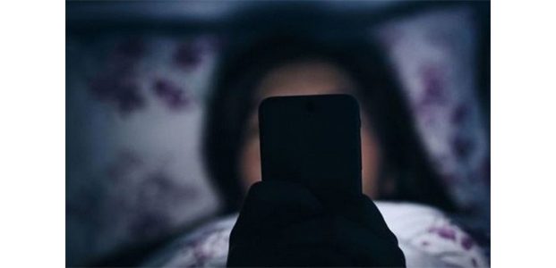 Awas! Ini Dampak Buruk Menggunakan Ponsel di Waktu Malam Awas! Ini Dampak Buruk Menggunakan Ponsel di Waktu Malam