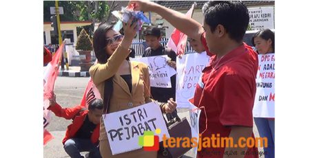 Demo Hari Kartini, Mahasiswa Kecam Istri Pejabat Yang Hidup Glamour
