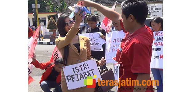 Demo Hari Kartini, Mahasiswa Kecam Istri Pejabat Yang Hidup Glamour Demo Hari Kartini, Mahasiswa Kecam Istri Pejabat Yang Hidup Glamour
