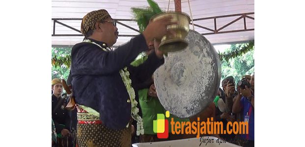 Ritual Jamasan Kyai Gong Pradah, Sempat Diwarnai Kericuhan Ritual Jamasan Kyai Gong Pradah, Sempat Diwarnai Kericuhan