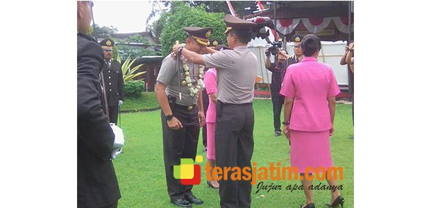 Pisah Sambut Kapolres Kota Blitar dengan Upacara Pedang Pora Pisah Sambut Kapolres Kota Blitar dengan Upacara Pedang Pora