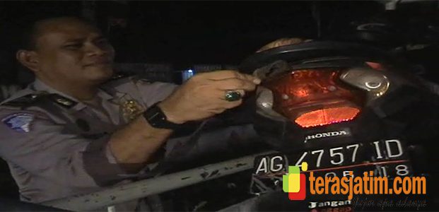 Mabuk, Sepasang Kekasih Tabrak Dump Truck Mabuk, Sepasang Kekasih Tabrak Dump Truck