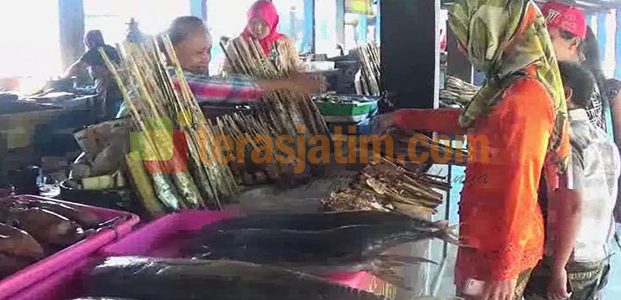 Berkah Penjual Ikan Asap di Pantai Selatan Berkah Penjual Ikan Asap di Pantai Selatan