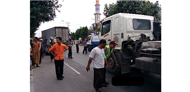 Motornya Tabrak Pintu Kijang, 2 Gadis Asal Bancar Tuban Tewas Terlindas Trailer Motornya Tabrak Pintu Kijang, 2 Gadis Asal Bancar Tuban Tewas Terlindas Trailer