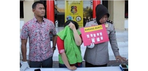Simpan Sabu-Sabu, Janda Cantik Kasir Cafe di eks Lokalisasi Dolly ini Masuk Bui Simpan Sabu-Sabu, Janda Cantik Kasir Cafe di eks Lokalisasi Dolly ini Masuk Bui