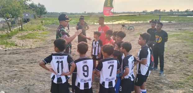Dansatgas TMMD ke 124 Kodim Lamongan Ajak Anak-anak Desa Kebalan Kulon Bermimpi Tinggi Dansatgas TMMD ke 124 Kodim Lamongan Ajak Anak-anak Desa Kebalan Kulon Bermimpi Tinggi