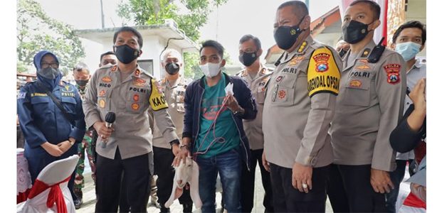 Ikut Vaksinasi Presisi, Seorang Wartawan di Lumajang Dapat Doorprize Kambing dari Kapolda Ikut Vaksinasi Presisi, Seorang Wartawan di Lumajang Dapat Doorprize Kambing dari Kapolda
