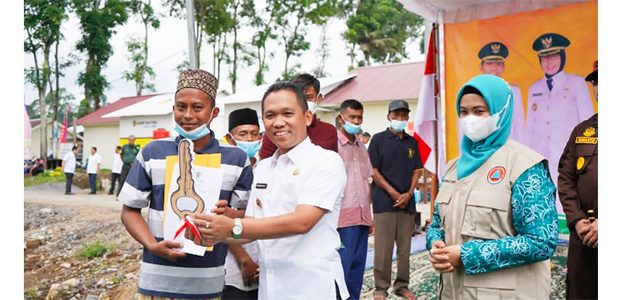 202 Keluarga Penyintas Erupsi Semeru Terima Kunci Hunian Relokasi Tahap II 202 Keluarga Penyintas Erupsi Semeru Terima Kunci Hunian Relokasi Tahap II