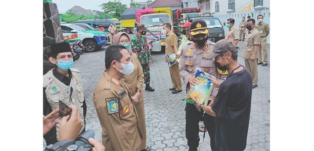 Forkopimda Lumajang Salurkan Bantuan Beras ke Warga Terdampak PPKM Forkopimda Lumajang Salurkan Bantuan Beras ke Warga Terdampak PPKM