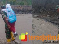 Demi Bisa Bersekolah, Serka Novi Rela Bopong Siswa Lewati Aliran Sungai Lahar Semeru