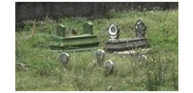 Polisi Selidiki Keberadaan Tiga Makam di Padepokan Dimas Kanjeng Polisi Selidiki Keberadaan Tiga Makam di Padepokan Dimas Kanjeng