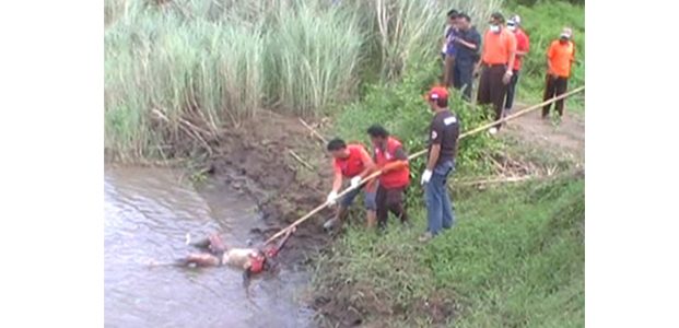 Jasad Pria Tanpa Identitas Ditemukan Mengapung di Sungai Brantas Jasad Pria Tanpa Identitas Ditemukan Mengapung di Sungai Brantas