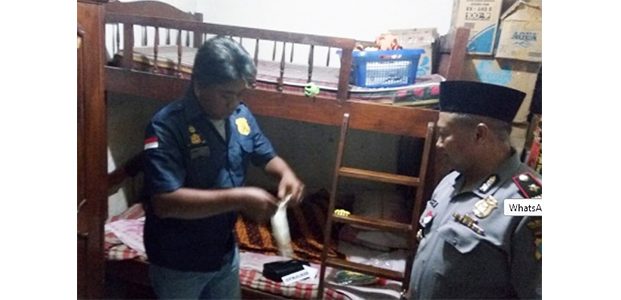 Wanita Paruh Baya Ditemukan Tak Bernyawa di Kamar Kosnya Wanita Paruh Baya Ditemukan Tak Bernyawa di Kamar Kosnya