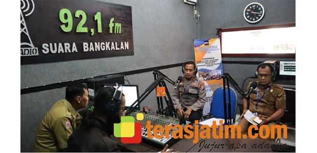 Lewat Talkshow di Radio, Wakapolres Bangkalan Gelorakan Peran Saber Pungli dan Pemberantasan KKN