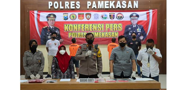 Hanya Lulusan SD, Pria yang Ngaku “Wartawan” ini Ajak PNS Peras Bu Kades Hanya Lulusan SD, Pria yang Ngaku “Wartawan” ini Ajak PNS Peras Bu Kades