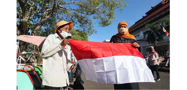 Gubernur Bagi Ratusan Bendera Merah Putih dan Sembako ke Tukang Becak di Pamekasan