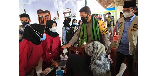 Kapolda Cek Pelaksanaan Vaksinasi di Ponpes Modung Bangkalan Kapolda Cek Pelaksanaan Vaksinasi di Ponpes Modung Bangkalan