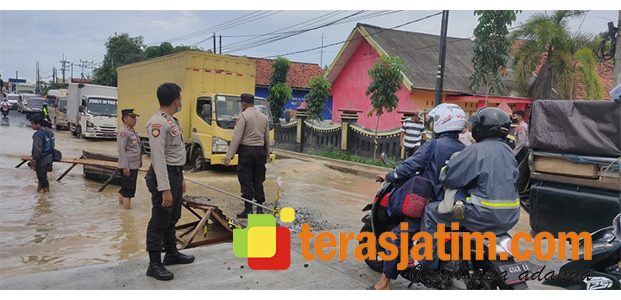 Jalan Raya Blega Banjir, Kendaraan dari Timur Bangkalan Diminta Lewat Jalur Pantura
