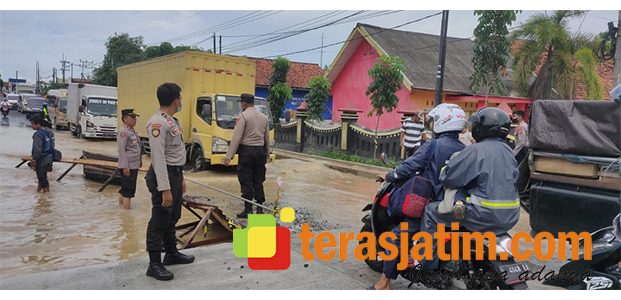 Jalan Raya Blega Banjir, Kendaraan dari Timur Bangkalan Diminta Lewat Jalur Pantura Jalan Raya Blega Banjir, Kendaraan dari Timur Bangkalan Diminta Lewat Jalur Pantura