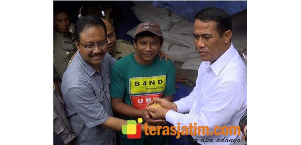 Menteri Pertanian Droping Ratusan Ton Jagung ke Peternak Blitar Menteri Pertanian Droping Ratusan Ton Jagung ke Peternak Blitar