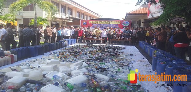 Jelang Pilkada Ribuan Miras Dimusnahkan Jelang Pilkada Ribuan Miras Dimusnahkan