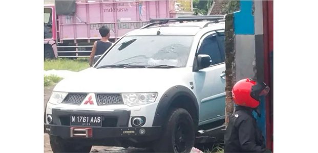 Apes! Pajero Milik Juragan Sembako Dilempar Batu Orang Gila Apes! Pajero Milik Juragan Sembako Dilempar Batu Orang Gila