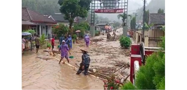 Banjir Bandang Terjang Wilayah Malang Selatan Banjir Bandang Terjang Wilayah Malang Selatan