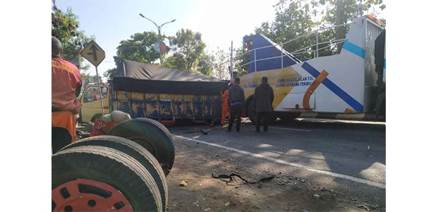 Truk Melintang di Singosari, Jalur Surabaya-Malang Terganggu Truk Melintang di Singosari, Jalur Surabaya-Malang Terganggu