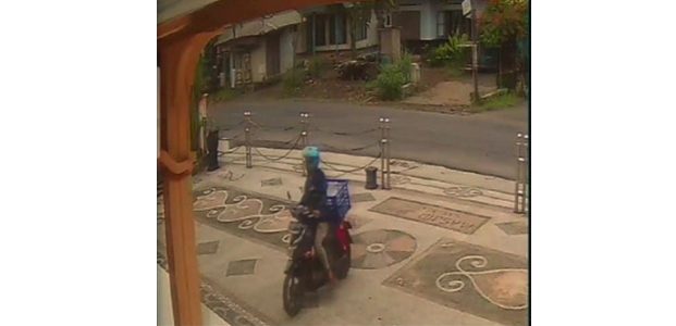 Terekam CCTV, Pemuda asal Bululawang Malang Gondol Kotak Amal Masjid