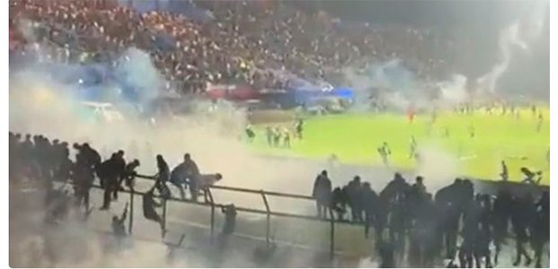 Sidang Vonis Tragedi Kanjuruhan, Ketua Panpel Arema FC Dihukum 1,5 Tahun Penjara Sidang Vonis Tragedi Kanjuruhan, Ketua Panpel Arema FC Dihukum 1,5 Tahun Penjara