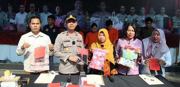 Pacaran Hingga Punya Anak, Pasangan Sejoli ini Jual Bayinya di Medsos Pacaran Hingga Punya Anak, Pasangan Sejoli ini Jual Bayinya di Medsos