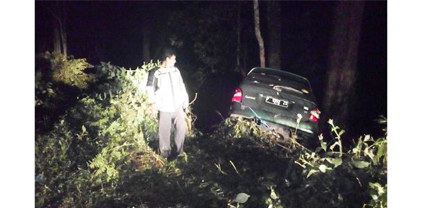 Lupa Gunakan Hand Rem, Kia Carnival dan Penumpangnya Nyelonong Masuk Jurang Lupa Gunakan Hand Rem, Kia Carnival dan Penumpangnya Nyelonong Masuk Jurang