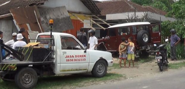 Kabur Tabrak Pelajar, Jeep Hantam Toko Kabur Tabrak Pelajar, Jeep Hantam Toko
