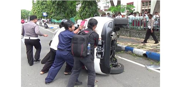 Mobil Tabrak Pohon dan Terguling, Istri Dokter dan Anaknya Selamat Mobil Tabrak Pohon dan Terguling, Istri Dokter dan Anaknya Selamat
