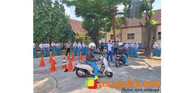 Hardiknas 2024, #Cari_aman Berkendara bagi Pelajar Saat Berangkat Sekolah Hardiknas 2024, #Cari_aman Berkendara bagi Pelajar Saat Berangkat Sekolah