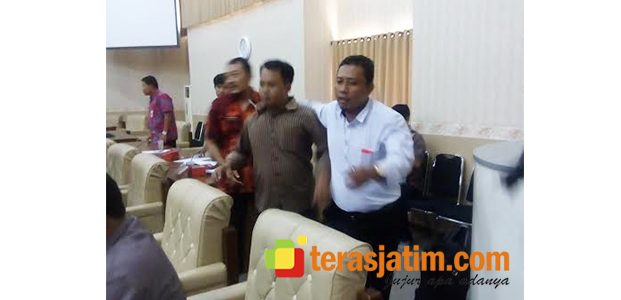 Hearing Insentif Mudin, 2 Anggota DPRD Banyuwangi Nyaris Adu Jotos Hearing Insentif Mudin, 2 Anggota DPRD Banyuwangi Nyaris Adu Jotos