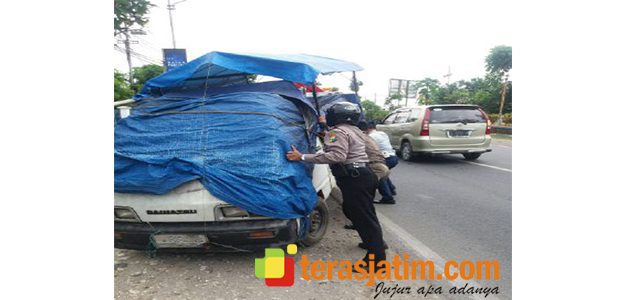 Satpol-PP Bojonegoro, Obrak 4 Unit Mobil dan 8 PKL di Jalur Utama Satpol-PP Bojonegoro, Obrak 4 Unit Mobil dan 8 PKL di Jalur Utama