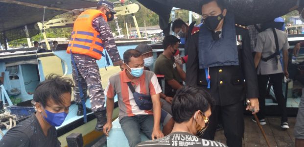 Polisi Pacitan Gelar Vaksinasi Door to Door Kepada Nelayan di Laut Polisi Pacitan Gelar Vaksinasi Door to Door Kepada Nelayan di Laut