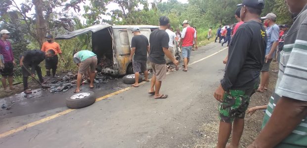 Diduga Korsleting, Mobil Loper Terbakar Hebat di Jalan Pacitan-Trenggalek
