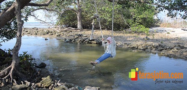 Eksotisnya Pantai Kutang di Lamongan Eksotisnya Pantai Kutang di Lamongan