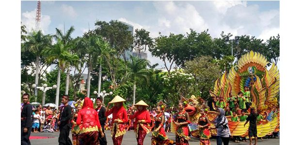 Warga Surabaya Nikmati Parade Bunga Warga Surabaya Nikmati Parade Bunga