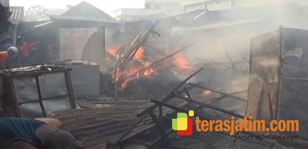 Pasar Terbakar, Puluhan Kios Luluh Lantak Pasar Terbakar, Puluhan Kios Luluh Lantak