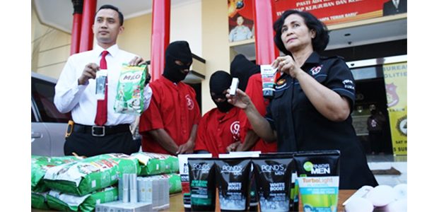 Pasangan Suami Istri Kompak Nyolong di Toko Swalayan Pasangan Suami Istri Kompak Nyolong di Toko Swalayan