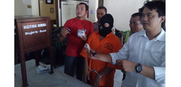 Spesialis Pencuri Kotak Amal Masjid di Malang Dihajar Massa Spesialis Pencuri Kotak Amal Masjid di Malang Dihajar Massa