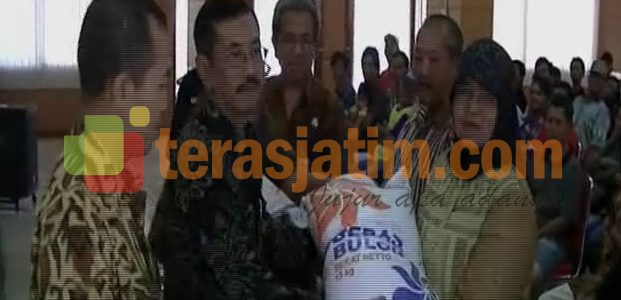 Ribuan Warga Antri Penyaluran Raskin Gratis Ribuan Warga Antri Penyaluran Raskin Gratis