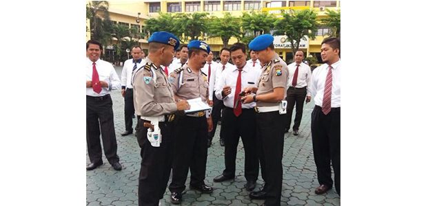 Provos Polda Jatim Lakukan Pemeriksaan Senjata Api Anggota Provos Polda Jatim Lakukan Pemeriksaan Senjata Api Anggota