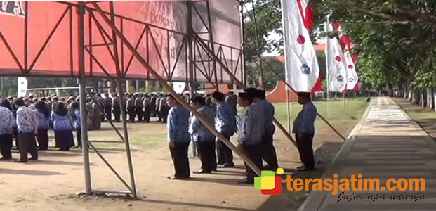 Sejumlah PNS Malas Ikuti Upacara Hari Pahlawan Sejumlah PNS Malas Ikuti Upacara Hari Pahlawan